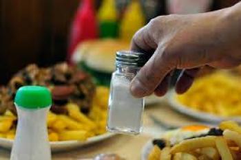 Consumo de sal: La cantidad diaria recomendada es hasta 5 gramos